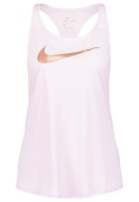 Světle růžový tank top Dri-FIT s designem racerback a růžově zlatým logem Nike na hrudi. Vyrobeno z hladké, prodyšné tkaniny.