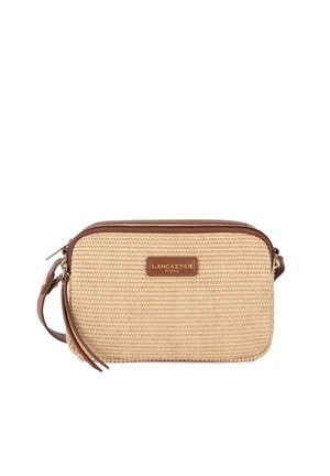 Rechthoekige beige geweven crossbodytas met bruine leren afwerking, ritssluiting en "Lancaster Paris" logo patch aan de voorkant.