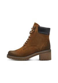 Stivaletto in suede marrone con punta tonda, accentuato in pelle nera nella parte superiore, chiusura con lacci davanti e tacco spesso e testurizzato.