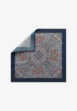 Carré de soie avec bordure bleu marine présentant des motifs complexes de paisley et floraux en tons gris, orange et noir, coin légèrement replié.