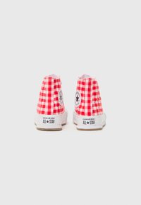Rød og hvit gingham høyhælte sneakers med gummisåler, fremtredende sirkulært logo og hvite lisses. Klassisk Converse All Star design.