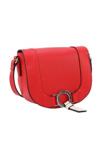 Borsa a tracolla rossa in pelle con una texture liscia, forma curvata, dettagli neri e una chiusura circolare in metallo argentato sul davanti.