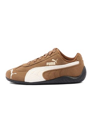 Basket Puma en daim marron avec logo blanc et bande, semelle noire et design à lacets, vue de côté extérieur.