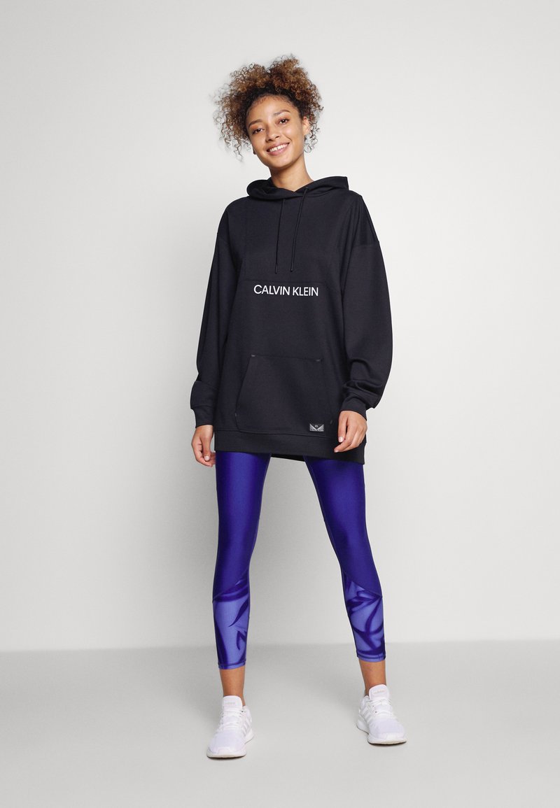 Damen Sportbekleidung | Calvin Klein Performance HOODIE Kapuzenpullover black/silver reflective/schwarz - HR42716 Damen Sportbekleidung | Calvin Klein Performance HOODIE Kapuzenpullover black/silver reflective/schwarz - HR42716