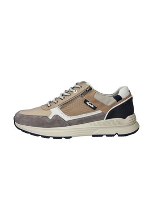 Casual beige- en grijze sneaker met witte accenten, zijrits, veters, meshpanelen en dikke witte zool met zwart profiel op witte achtergrond.