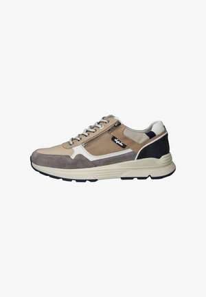 Casual beige- en grijze sneaker met witte accenten, zijrits, veters, meshpanelen en dikke witte zool met zwart profiel op witte achtergrond.