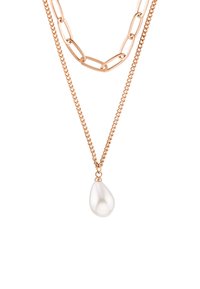Goldfarbene, mehrschichtige Halskette mit einer langen Gliederkette und einer zarten Kette, akzentuiert mit einem tropfenförmigen, schimmernden weißen Perlenanhänger.