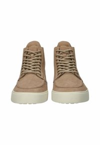 Beige suède hoge sneakers met beige veters en rubberen zool. Heeft een gestikte overlay op de teen en een logo op de tong.
