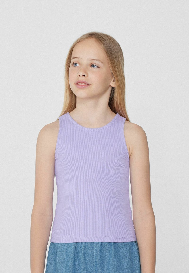 Fialový bezramenný úpletový top s kulatým výstřihem, kombinovaný s džínovou sukní. Hladký materiál a přiléhavý design, ideální pro každodenní nošení.