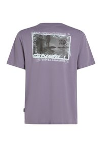 Paarse T-shirt met korte mouwen, voorzien van een grafische print op de achterkant die een surfer toont met abstracte patronen en witte branding.