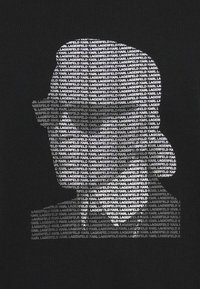 Čierny grafický dizajn s ilustráciou siluety vytvorenej z opakujúceho sa textu "KARL LAGERFELD" v bielej farbe, s ostrými líniami a kontrastom.