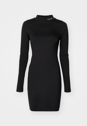 Fekete, hosszú ujjú ruha sima anyagból, magas nyakkal és Calvin Klein logóval a galléron, testhezálló siluettel.