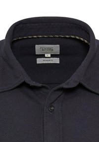 Granatowa, teksturowana koszulka polo z kołnierzykiem rozpostartym, z metką wewnątrz dekoltu z napisem "Camel Active" oraz "Regular Fit".