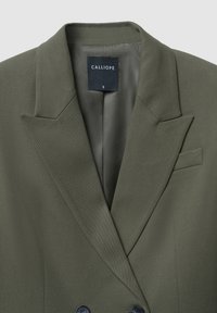 Olivgrüner maßgeschneiderter Blazer mit Reverskragen, doppelter Knopfleiste und einer Brusttasche, Größe S von Calliope.