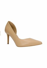 Chaussure à talon haut en cuir beige à bout pointu, talon aiguille fin et découpe latérale échancrée.