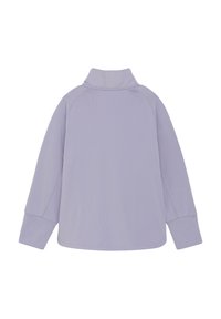 Lavendelfärgad tröja med hög krage, raglansärmar och en slät yta. Har en avslappnad passform och minimala sömnadsdetaljer.