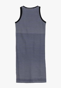 Sukienka na ramiączkach w paski w granatowe i białe poziome prążki. Bez rękawów, z okrągłym dekoltem i czarnymi wykończeniami przy otworach na ramiona oraz dekolcie.