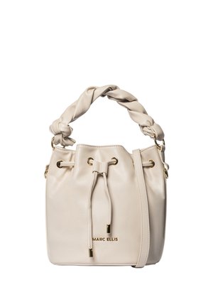 Sac seau couleur crème avec poignée supérieure torsadée, fermeture à cordon, longue bandoulière et lettrage doré "Marc Ellis" sur le devant.