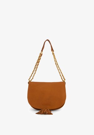 Brun læder skuldertaske med en rund form, guld kædestrop og en frynseaccent. Den har et præg af logoet foran.