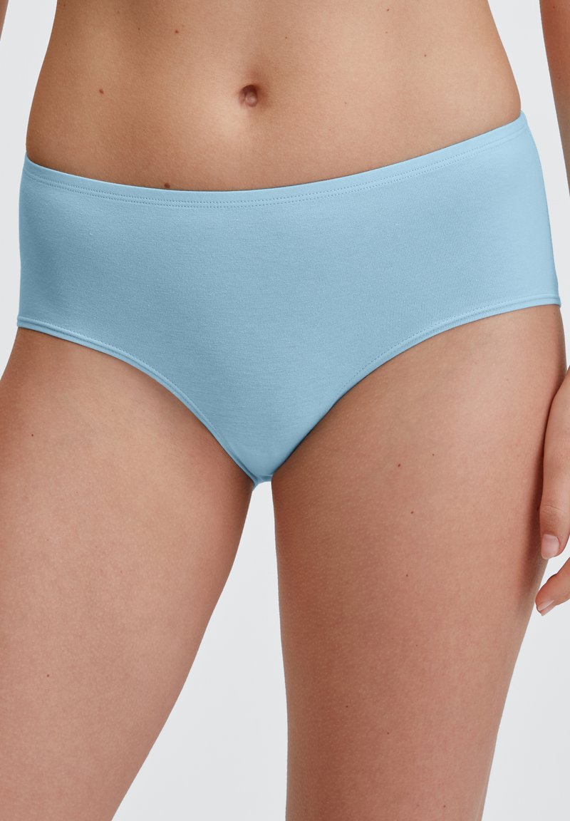 Lichtblauwe katoenen hipsterondergoed met een gladde textuur en een middelhoge taille. Naadloze randen en een eenvoudig, minimalistisch ontwerp.