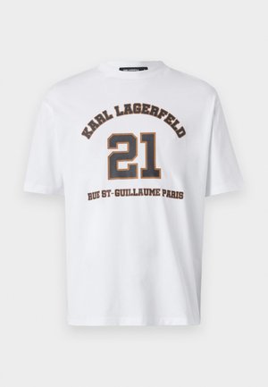 Weißes Baumwoll-T-Shirt mit auffälligem schwarzen und braunen Text, der "KARL LAGERFELD 21 RUE ST-GUILLAUME PARIS" in einem sportlichen Design zeigt.