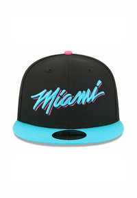 Schwarze Snapback-Kappe mit türkisfarbenem Schirm. Auf der Vorderseite prangt ein markanter pinker und blauer "Miami"-Schriftzug. Der Stoff ist strukturiert und eignet sich für legere Kleidung.