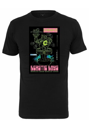 Sort t-shirt med neongrøn robotgrafik, der holder Beastie Boys-figurer og pink tekst med teksten Beastie Boys World Tour.