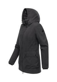 Melnā izolētā jaka ar kapuci, priekšējo rāvējslēdzēju un divām lielām pogām aizveramām kabatām. Iespējamas ribu aproces un gluda, matēta tekstūra.