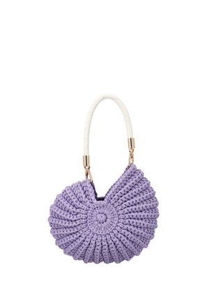 Rund lavendel hæklet håndtaske med tykt hvidt flettet håndtag og guldlåse, med et tekstureret spiraldesign.