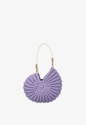 Rund lavendel hæklet håndtaske med tykt hvidt flettet håndtag og guldlåse, med et tekstureret spiraldesign.