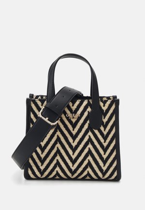 Petit sac à main rectangulaire avec un motif chevron noir et beige, des poignées en cuir noir et une bandoulière noire réglable.