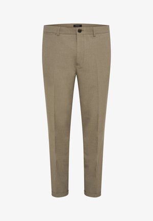 Braune Hosen aus einem glatten, strukturierten Stoff. Besitzen einen Knopfverschluss, Gürtelschlaufen und eine schmale, zulaufende Beinform.