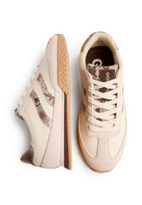 Sneakers con un design in pelle beige e stampa a serpente testurizzata, dotati di chiusura con lacci e suola in gomma naturale. Strisce laterali notevoli.