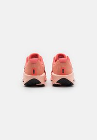 Rosa strukturierte Sneakers mit einer gepolsterten Ferse, ausgestattet mit einer schwarzen Gummisohle und kleinen Akzentdetails an der Rückseite. Leicht und atmungsaktiv im Design.