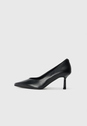 Scarpa nera in pelle con tacco alto, punta affilata e tacco sottile. Texture liscia con un design minimalista e senza motivi o dettagli visibili.