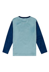 Camisa de manga larga en azul claro y marino, con una textura suave, mangas contrastantes y un cuello redondeado.