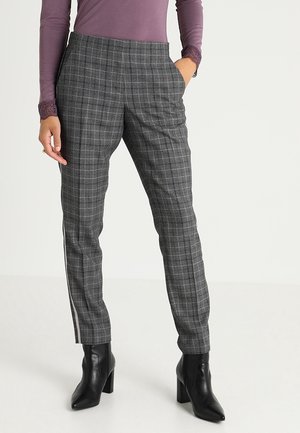 Pantalons à carreaux gris avec une coupe ajustée, dotés de poches avant et d'un détail de bande sur le côté, associés à des bottines noires pointues.