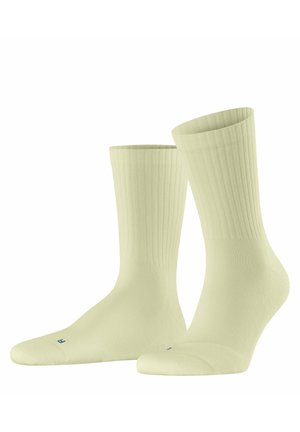 Paar hellbeige, mittellange, gerippte Socken mit blauen Markierungen für linken und rechten Fuß auf weißem Hintergrund.
