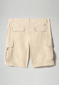 Short cargo beige longueur genou avec deux poches à rabat à l'arrière et deux poches latérales à rabat, en tissu léger.