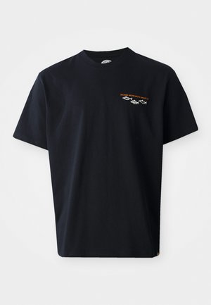 T-shirt in cotone nero con collo rotondo, maniche corte e design grafico in bianco e arancione, che presenta la scritta "Dickies Work Wear Since '22."
