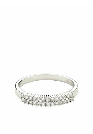 Silberner Ring mit glattem Band, das eine Reihe von kleinen, runden, klaren Edelsteinen zeigt, die in einem strukturierten Zickzackmuster gefasst sind.
