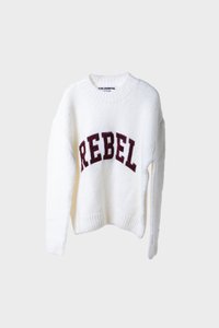 Hvit strikket genser med rund hals og lange ermer, med ordet "REBEL" i mørkerød strikk over fronten.