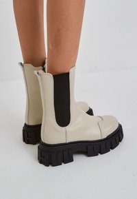 Cesare Gaspari CHUNKY - Stivaletti con plateau - beige