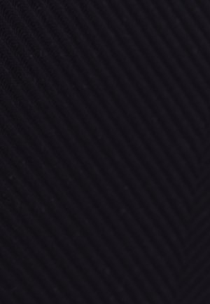 Zwarte stof met een geribbelde textuur, gekenmerkt door parallelle diagonale lijnen die een subtiel patroon creëren. Het oppervlak lijkt glad en uniform.