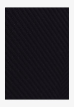 Zwarte stof met een geribbelde textuur, gekenmerkt door parallelle diagonale lijnen die een subtiel patroon creëren. Het oppervlak lijkt glad en uniform.