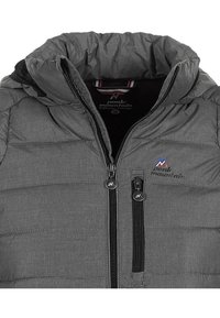 Giacca imbottita grigia con colletto alto, zip frontale e due tasche con zip. Include il logo sul lato sinistro e un tessuto testurizzato.
