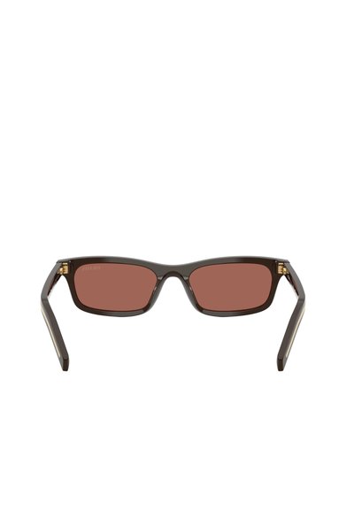 Lunettes de soleil rectangulaires noires avec verres teintés marron, avec des branches épaisses et des détails dorés près des charnières.