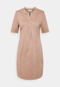 Abito smanicato a lunghezza ginocchio in beige chiaro, con scollatura henley e bottoni, tessuto morbido e dettagli di cucitura discreti.