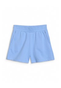 Shorts bleu clair à taille élastique avec poches latérales, design simple, et petit logo sur la partie inférieure de la jambe gauche.