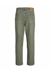 Blugi din denim verde măsliniu, arătați din spate cu două buzunare în spate și o etichetă maro cu logo-ul Jack & Jones pe talie.
